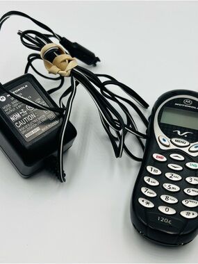 Motorola 120c Black Mobile Phone with Charger